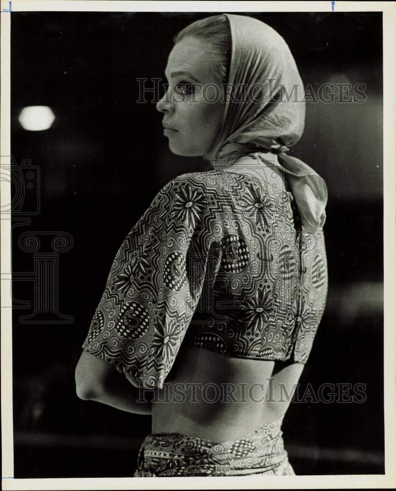 1966 Press Photo Juliet Prowse on the set of &quot;Irma la Douce,&quot; in Houston.- Historic Images