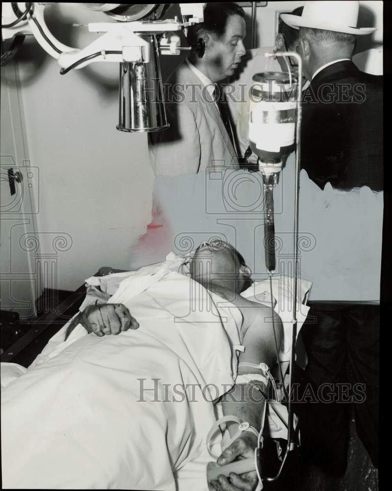 1958 Press Photo Patrolman Raymond Robins in Hospital After Houston Car Chase- Historic Images