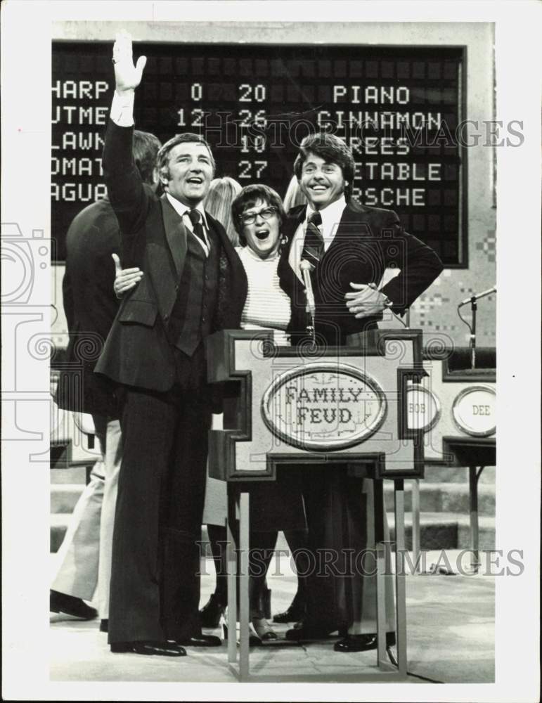 1978 Press Photo Richard Dawson &amp; Contestants on &quot;Family Feud&quot; TV Show- Historic Images