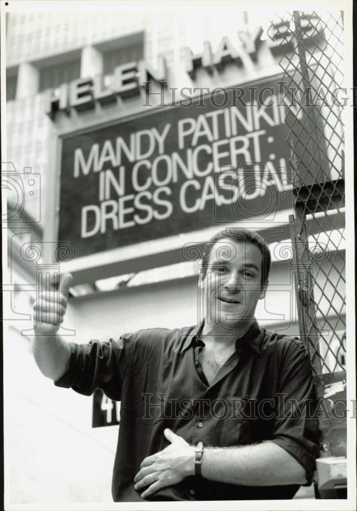 1989 Press Photo Actor Mandy Patinkin at Broadway Theater in New York- Historic Images