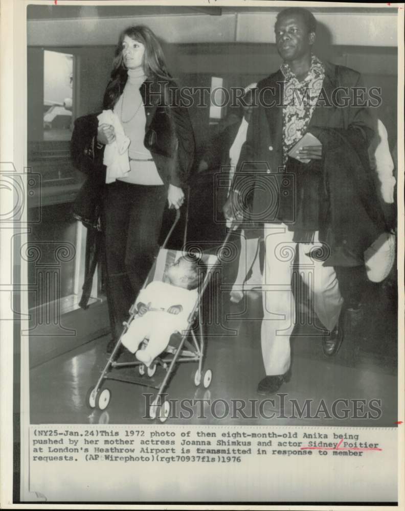 1972 Press Photo Joanna Shimkus, Sidney Poitier &amp; Daughter Anika in London- Historic Images