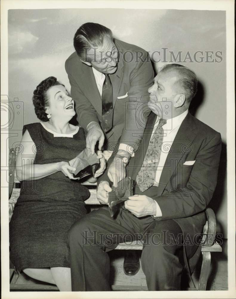 Press Photo TV Star Art Linkletter &amp; Co-Stars with Empty Wallets - hpp38084- Historic Images