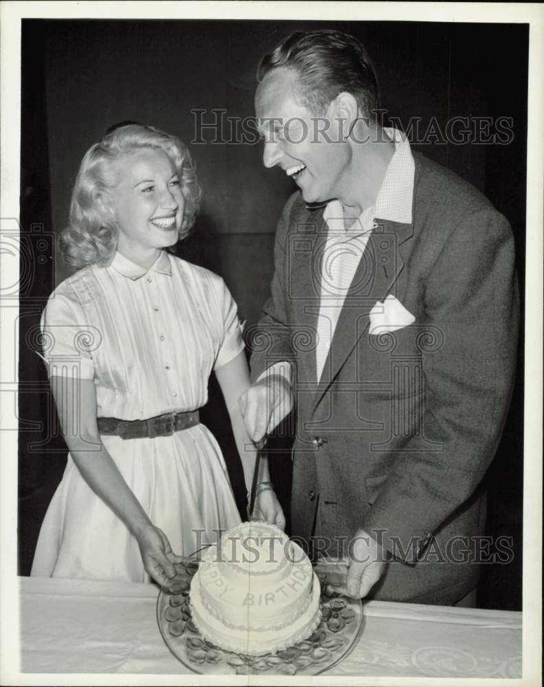 1958 Press Photo Television Emcee Art Linkletter Cuts Cake with Martha Tilton- Historic Images