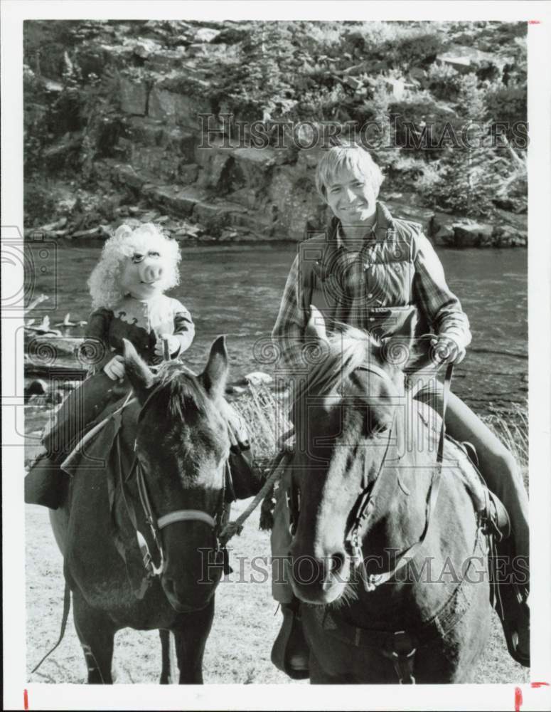 Press Photo Singer John Denver, Riding Horses with Miss Piggy - hpp38472- Historic Images