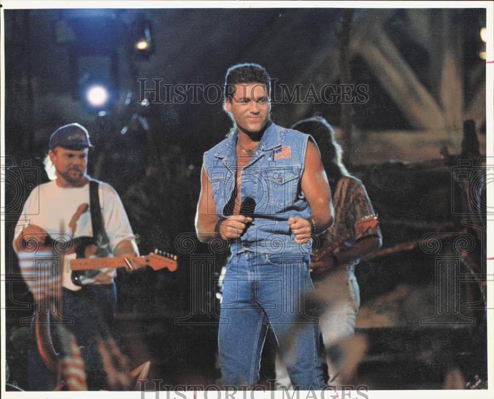 1992 Press Photo Singer Billy Ray Cyrus in Disney 4th of July Special- Historic Images