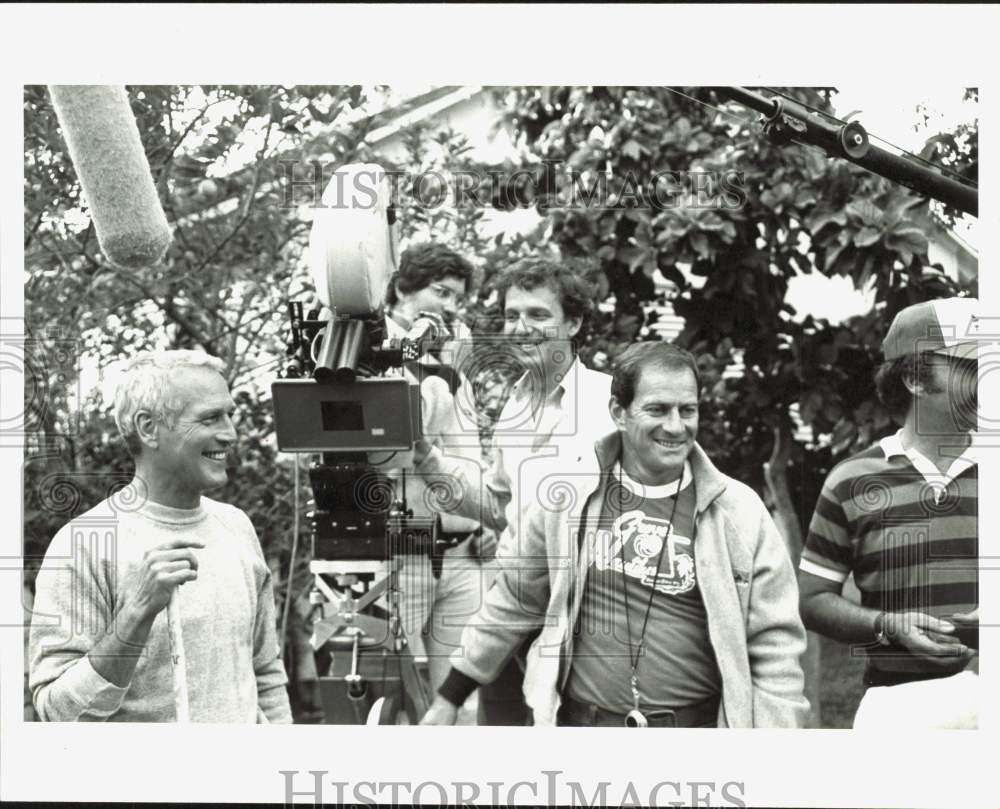 1981 Press Photo Actor Paul Newman, Director Owen Roizman and Crew - hpp39121- Historic Images