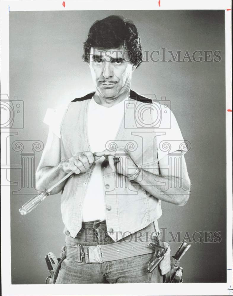 1977 Press Photo Actor Pat Harrington As Dwayne Schneider In &quot;One Day At A Time&quot;- Historic Images