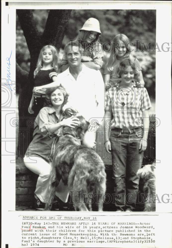 1974 Press Photo Actor Paul Newman, Wife Joanne Woodward & Children - hpp39576- Historic Images