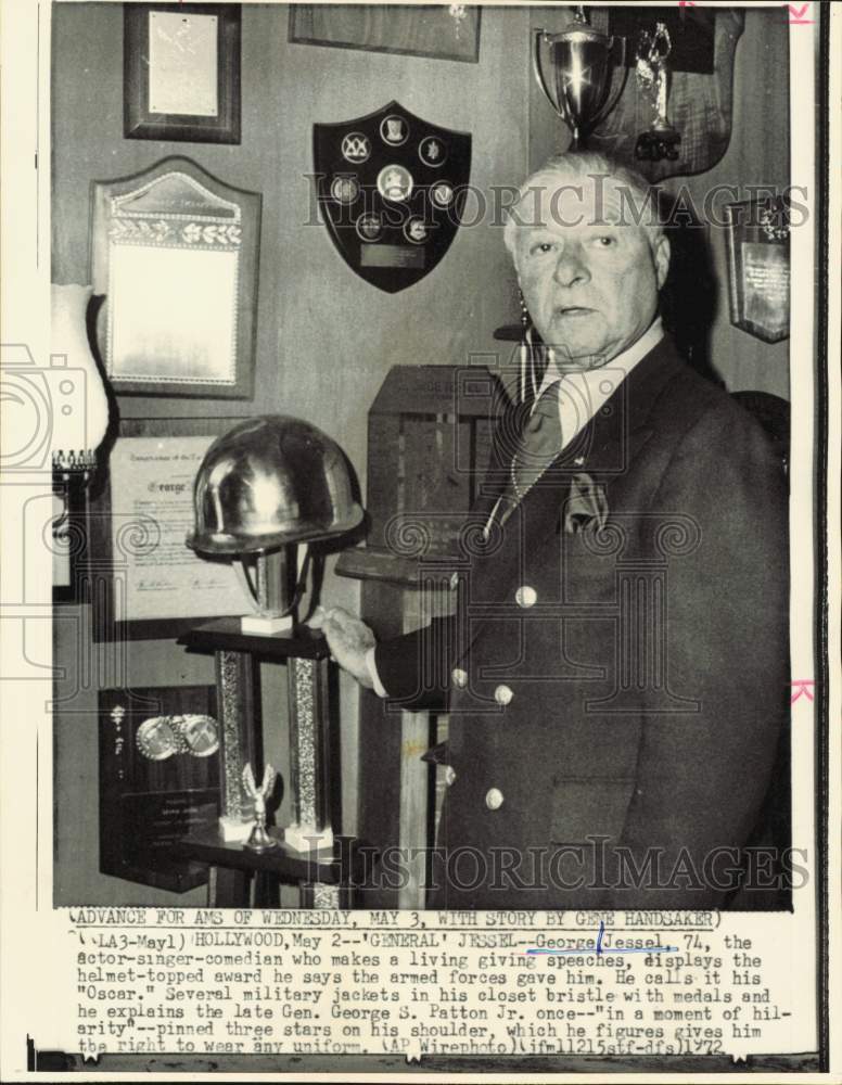 1972 Press Photo Actor George Jessel Displays Military Award in Hollywood- Historic Images