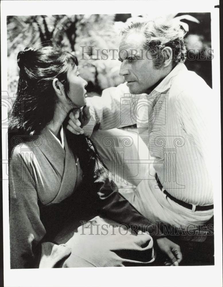 1979 Press Photo Actors Charlton Heston, Miko Mayama in &quot;The Hawaiians&quot;- Historic Images