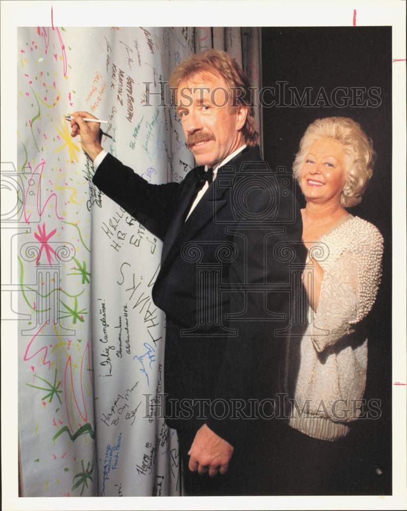 1991 Press Photo Chuck Norris, Molly Smith at Marvin Zindler 70th Birthday Party- Historic Images