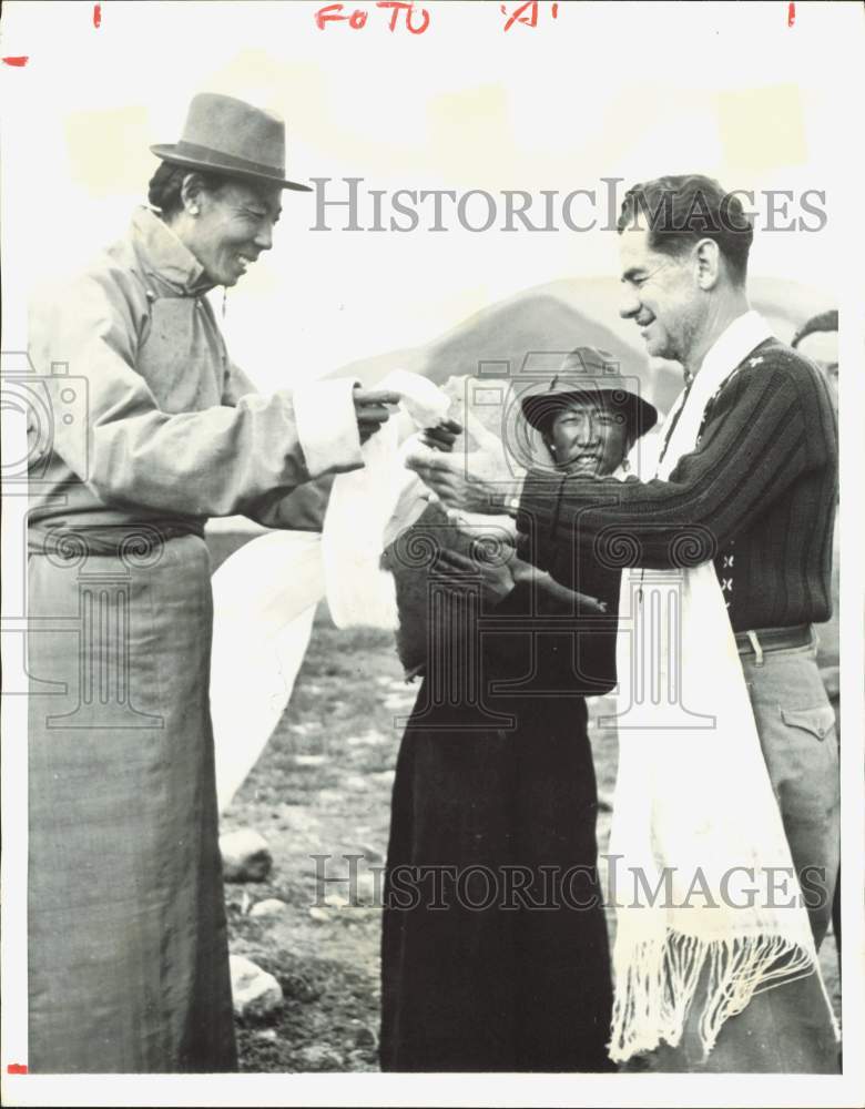 1958 Press Photo Lowell Thomas &amp; Rimshi Dote in &quot;High Adventure&quot; TV Series- Historic Images