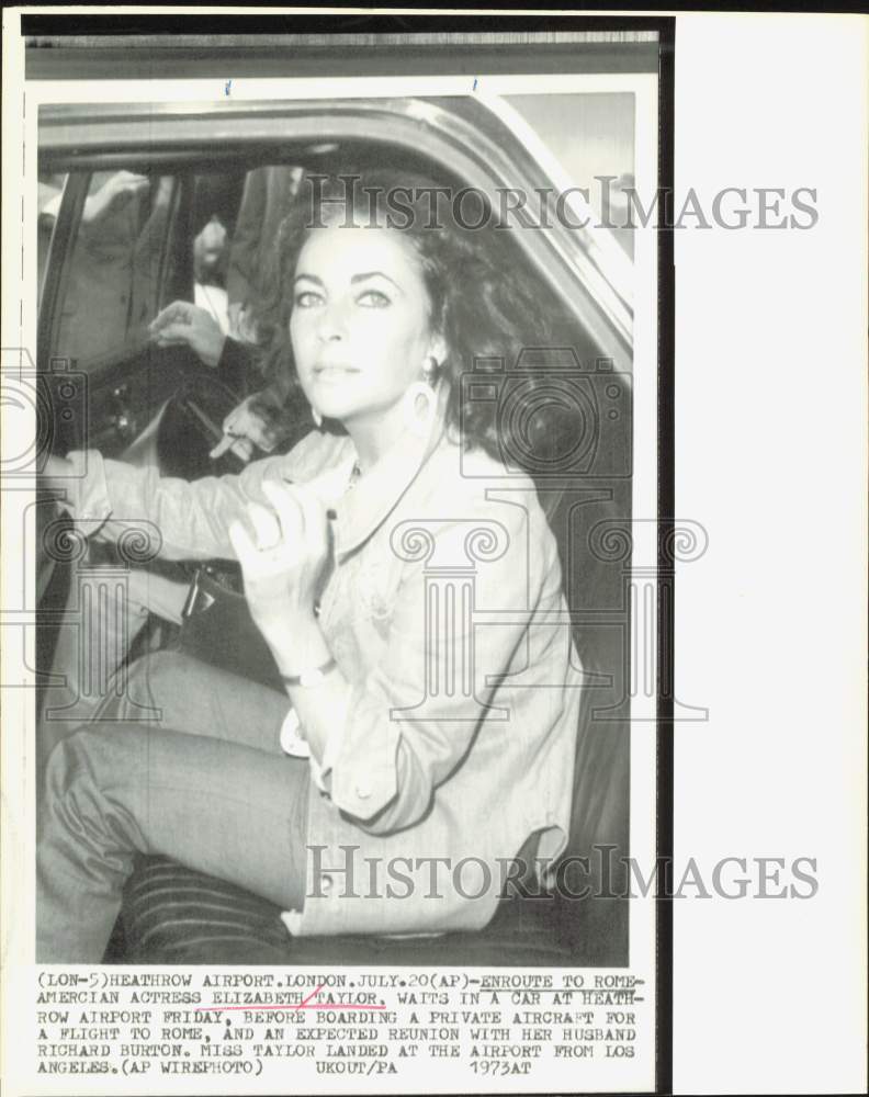 1973 Press Photo Actress Elizabeth Taylor Waits in Car at Heathrow Airport- Historic Images