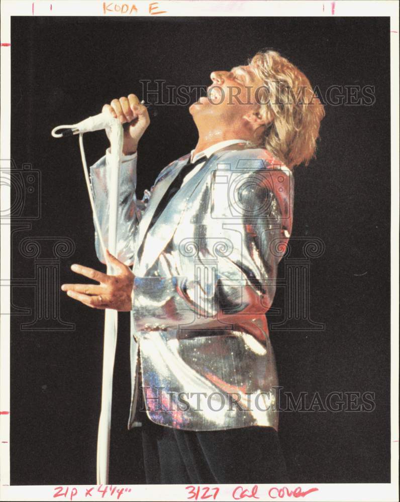 1991 Press Photo Singer Rod Stewart Performing at Cynthia Woods Pavilion- Historic Images