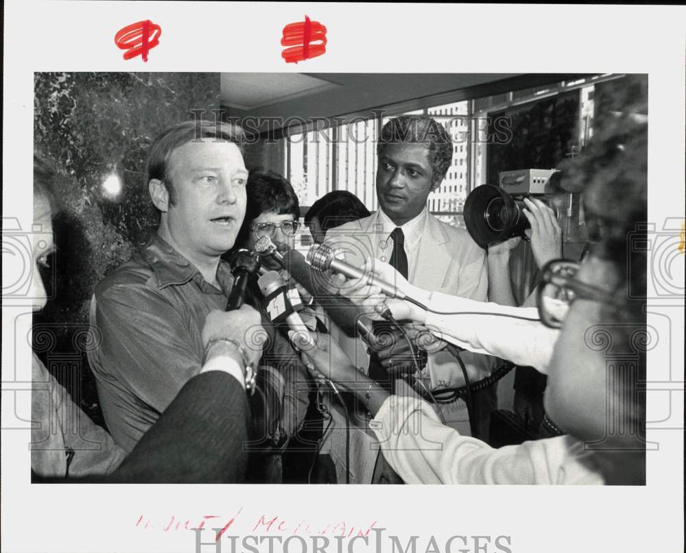 1980 Press Photo TV Reporter Judd McIlvain During Interview in Houston- Historic Images