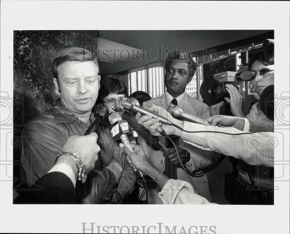 1980 Press Photo TV Newsman Judd McIlvain During Houston Interview - hpp40323- Historic Images