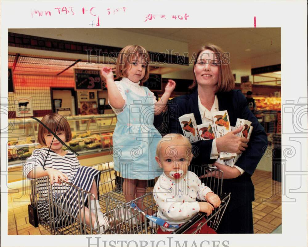 1991 Press Photo Gwendolyn Lowder Showing Natural Baby Food She Makes- Historic Images