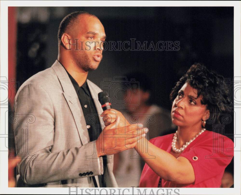 1992 Press Photo Ronnie Howell &amp; Debra Martina Speak at Shape Community Center- Historic Images