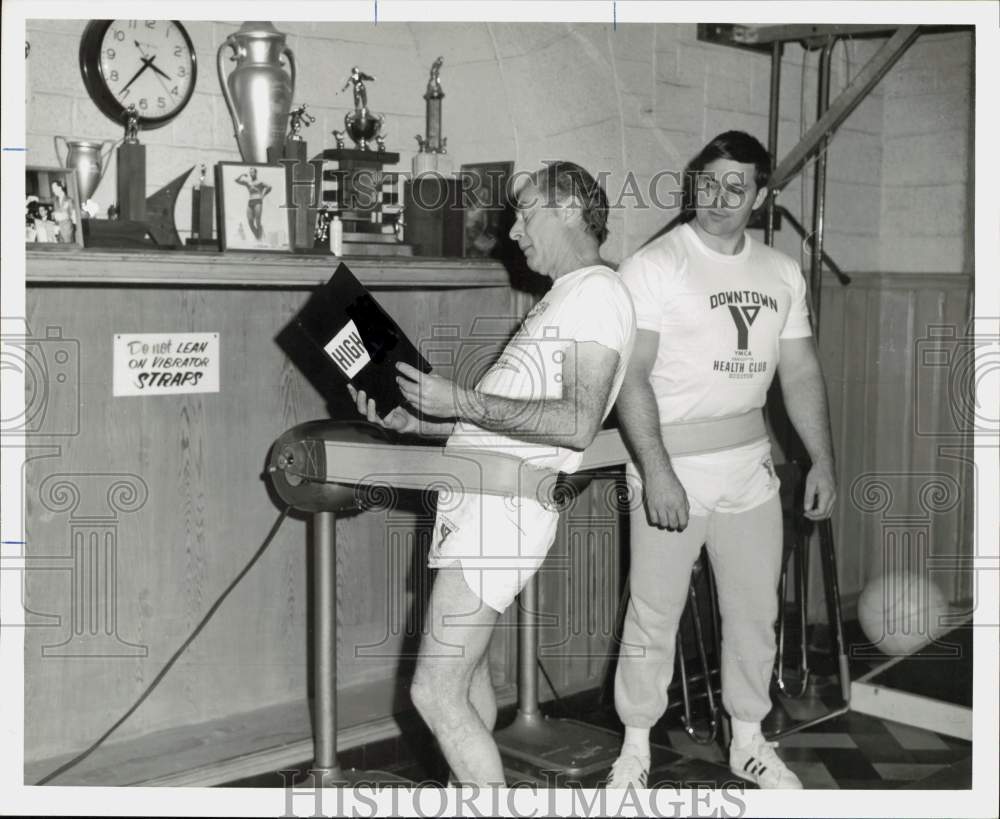 1971 Press Photo Houston Actor Peter Liversidge Working Out at YMCA with Friend- Historic Images