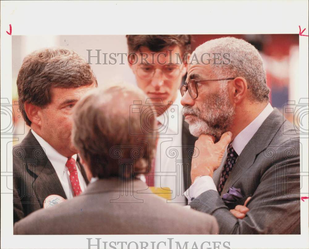 1992 Press Photo Newsman Ed Bradley at Republican National Convention, Astrodome- Historic Images