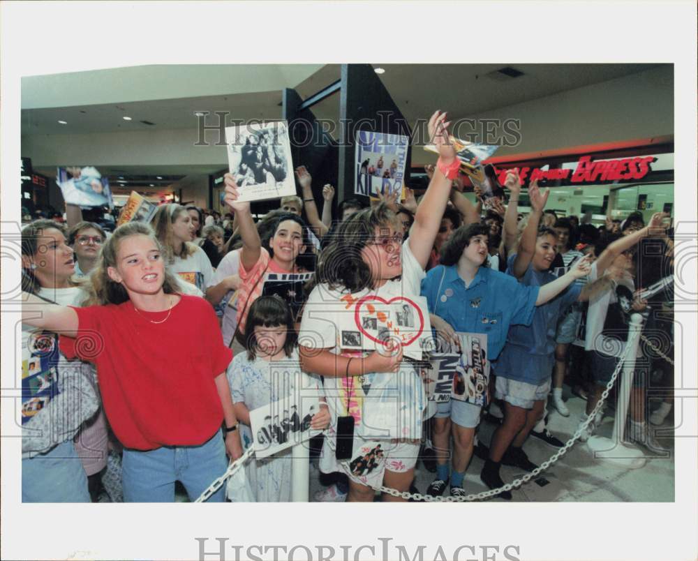 1990 Press Photo New Kids on the Block Fans Line Up for Autographs, Sharpstown- Historic Images