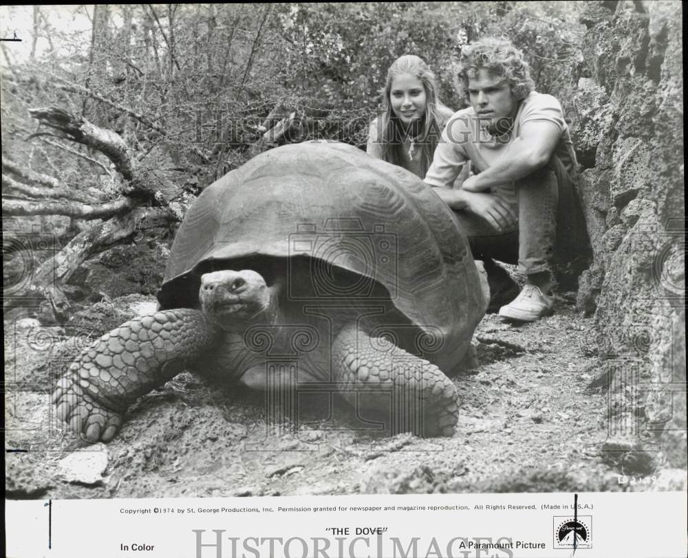 1974 Press Photo Joseph Bottoms and Deborah Raffin, Tortoise in &quot;The Dove&quot;- Historic Images