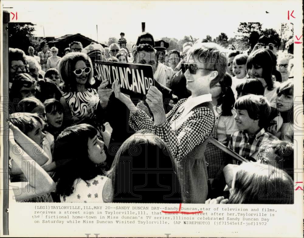 1972 Press Photo Actress Sandy Duncan Receives Street Sign, Taylorville Illinois- Historic Images