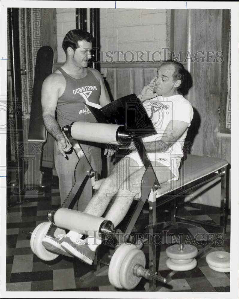 1971 Press Photo Local Actor Peter Liversidge, Working Out &amp; Studying Script- Historic Images