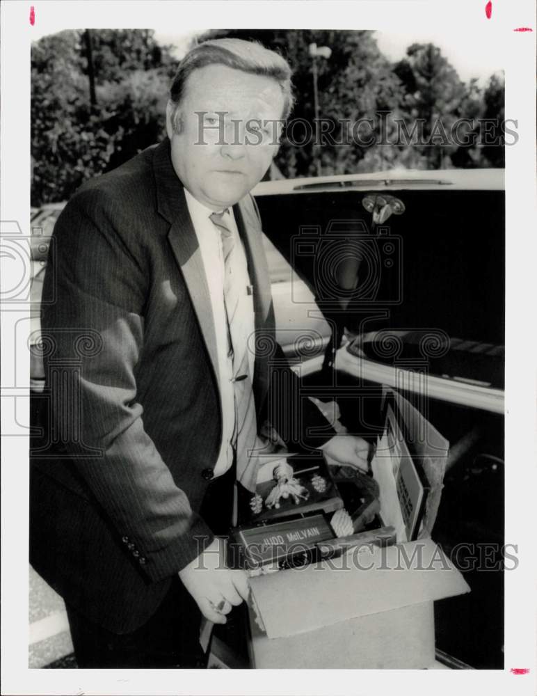 1986 Press Photo Channel 11 Newsman Judd McIlvain Loads Belongings Into Car- Historic Images