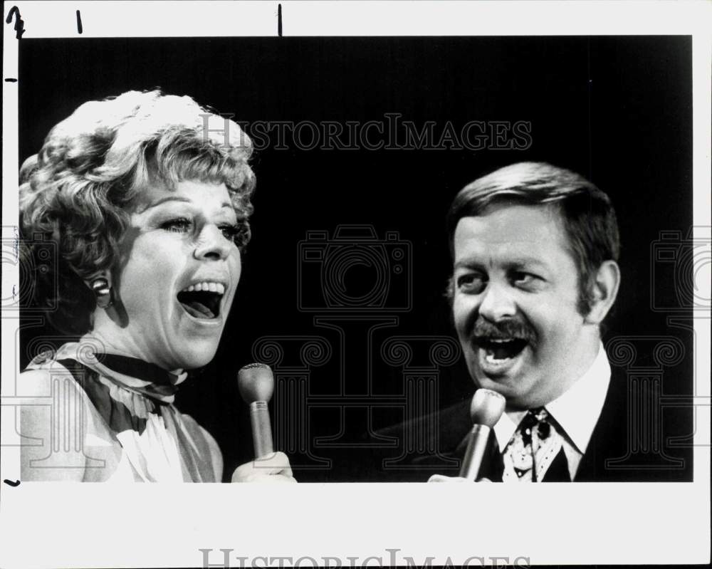 1970 Press Photo Carol Burnett, Mel Torme in &quot;The Carol Burnett Show&quot;- Historic Images