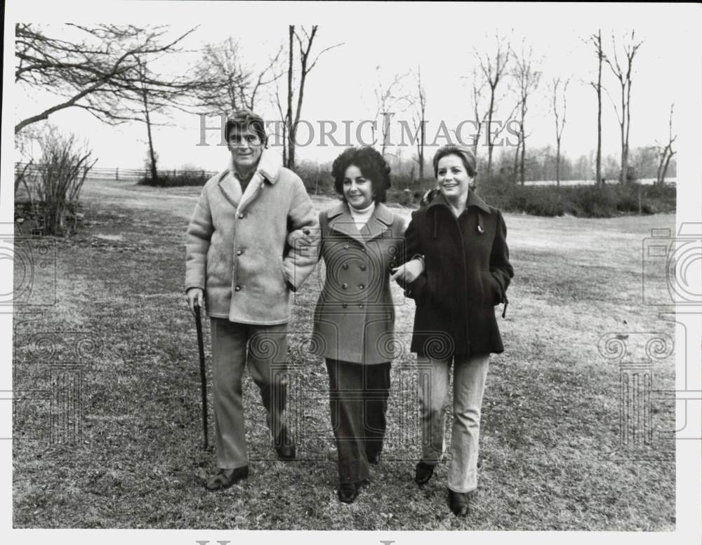 1977 Press Photo John Warner, Elizabeth Taylor and Barbara Walters in TV Special- Historic Images