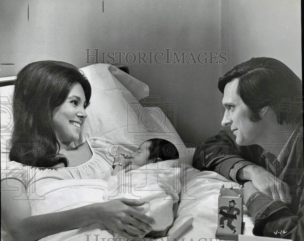 1970 Press Photo Actors Marlo Thomas &amp; Alan Alda with Newborn Baby - hpp41346- Historic Images