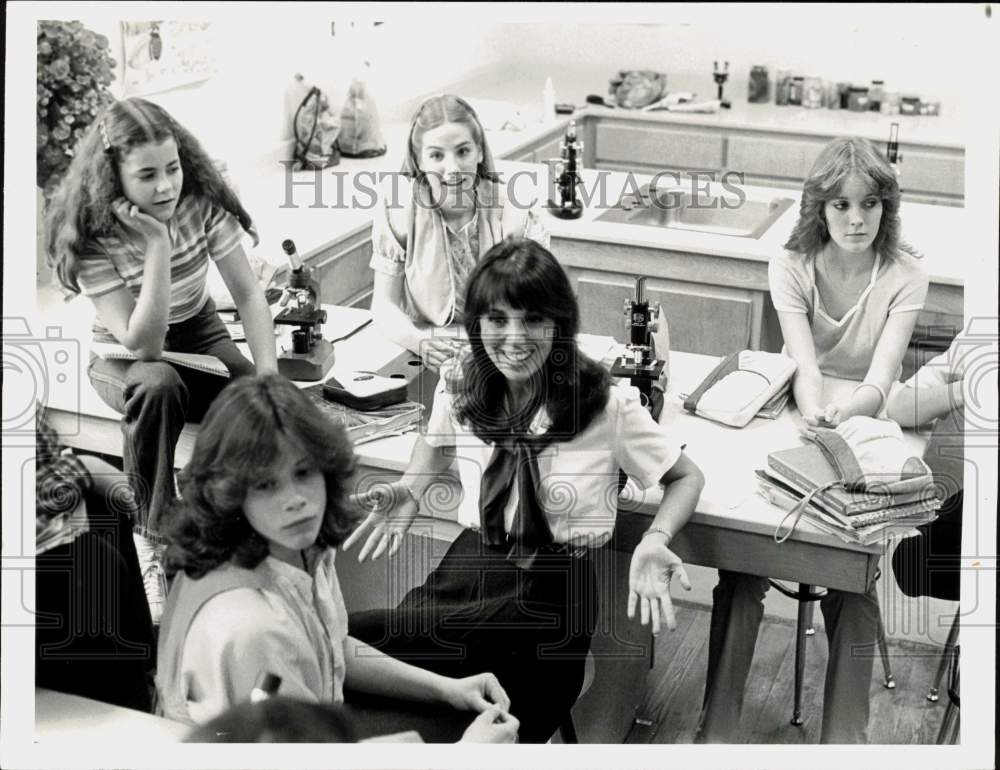 1980 Press Photo Marlo Thomas and Girls in &quot;The Body Human: The Facts For Girls&quot;- Historic Images