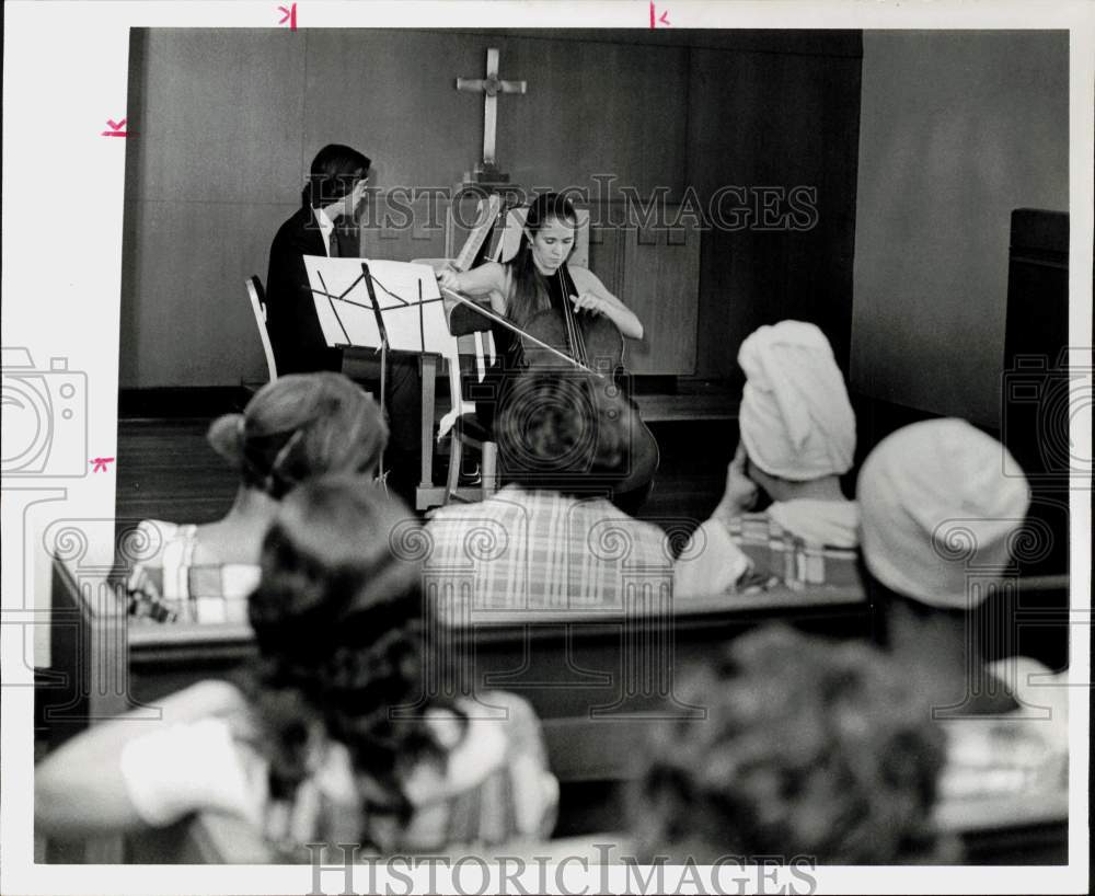 1976 Press Photo Cellist Sharon Robinson &amp; Pianist Gregory Allen Play at Jail- Historic Images