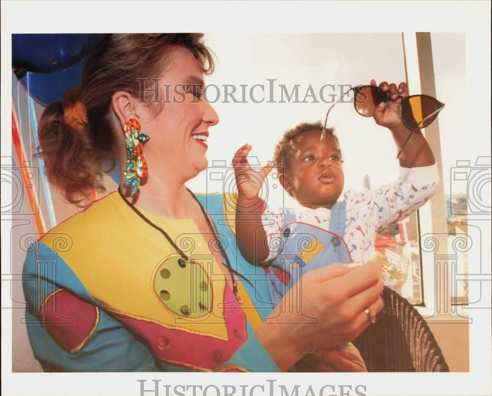 1992 Press Photo Country Singer Tanya Tucker Visits Children at Star of Hope- Historic Images