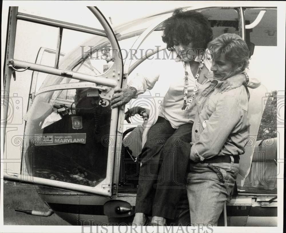 1977 Press Photo Elizabeth Taylor Warner Helped from Helicopter by John Warner- Historic Images