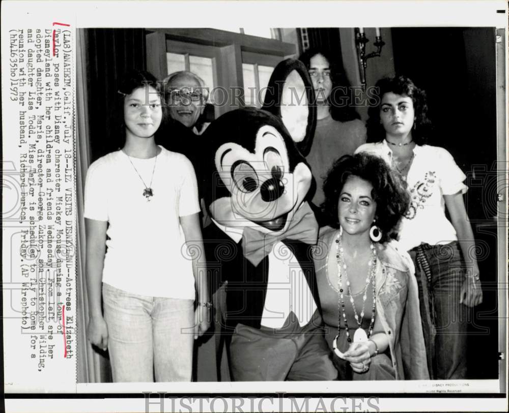 1973 Press Photo Elizabeth Taylor &amp; Family at Disneyland with Mickey Mouse- Historic Images