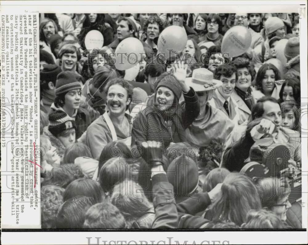 1975 Press Photo Actress Lori Harper Greeted by Crowd in Cambridge Massachusetts- Historic Images