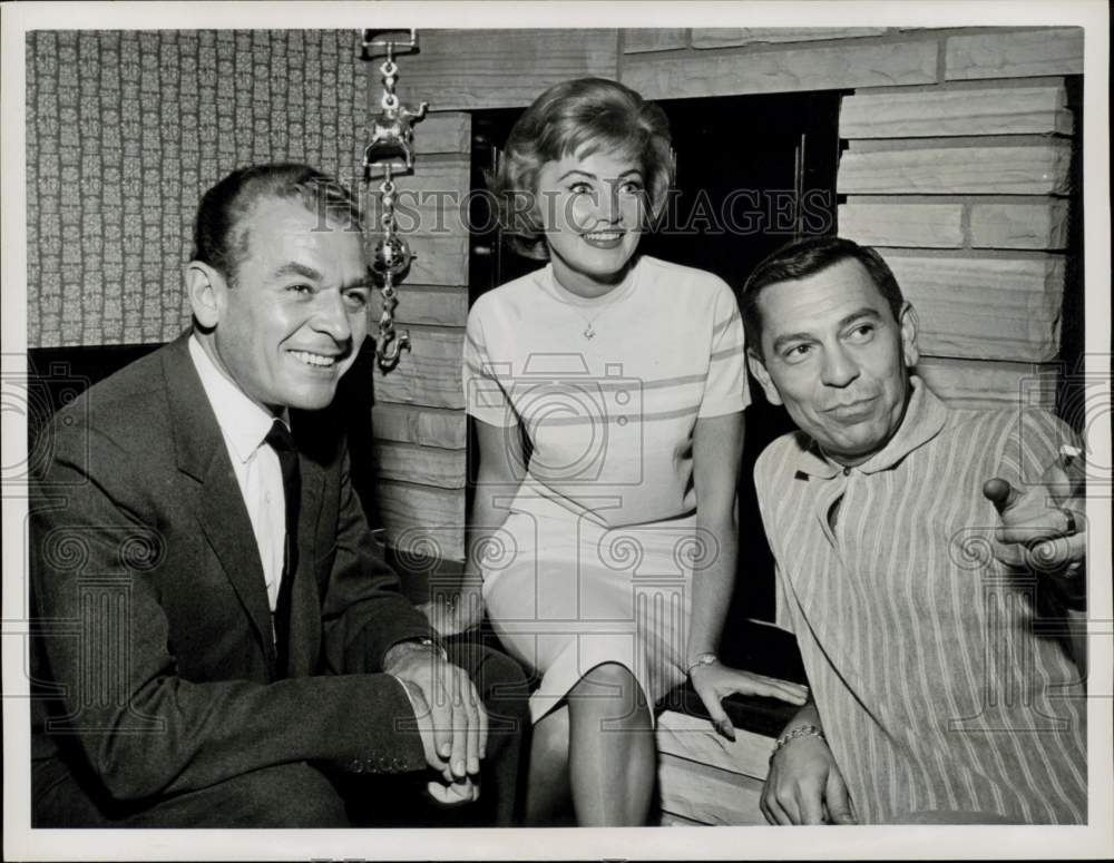 1959 Press Photo Jack Webb, Wife Jackie Loughery with Charles Collingwood in CA- Historic Images