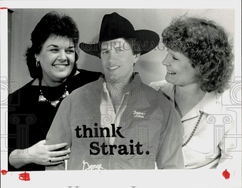 1987 Press Photo George Strait Fans Sharon Holberg &amp; Jane Milam with His Cutout- Historic Images