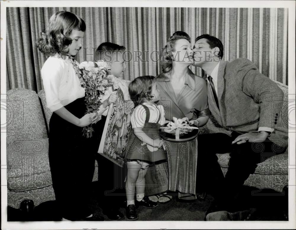 Press Photo TV Emcee Jan Murray with Wife &amp; Children - hpp41809- Historic Images