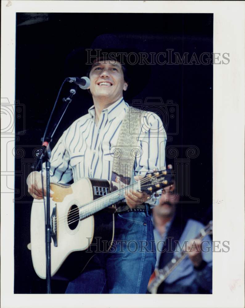 1990 Press Photo George Strait Performs at Houston Livestock Show and Rodeo- Historic Images