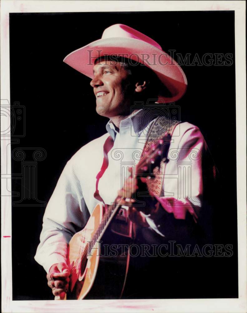 1989 Press Photo Singer George Strait Performs at The Summit, Houston, Texas- Historic Images