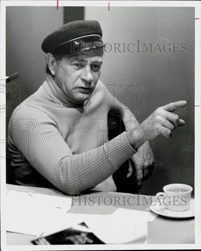 1976 Press Photo Actor Darren McGavin interviewed in Houston - hpp41844- Historic Images