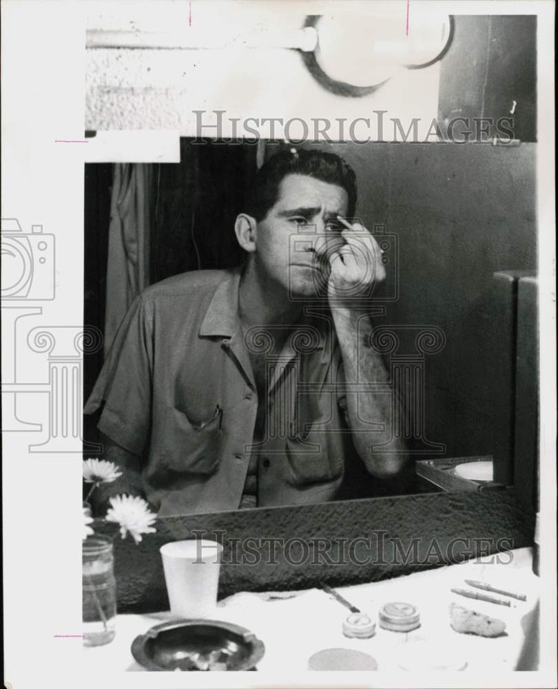 1962 Press Photo Actor Ed Geldart Applies Makeup for a Role - hpp41882- Historic Images