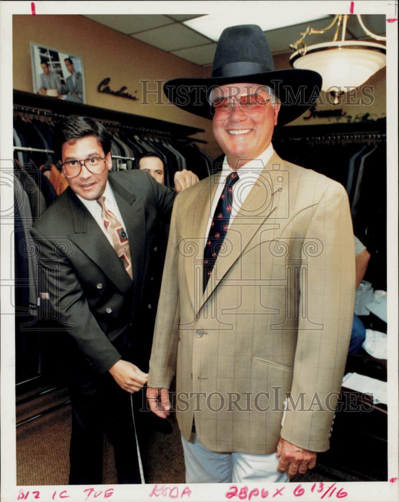 1991 Press Photo Actor Larry Hagman Gets Fitted at Harold&#39;s Menswear, Houston- Historic Images