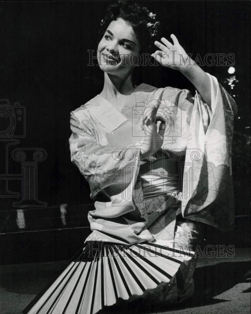 1958 Press Photo Houston Dancer Ruth Munson Performs as Geisha - hpp41935- Historic Images