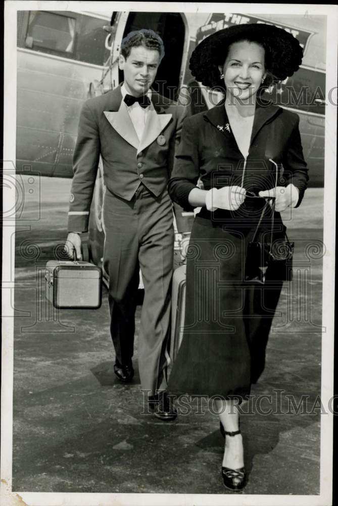 1949 Press Photo Singer Margaret Phelan Gets Help with Her Bags at Airport- Historic Images