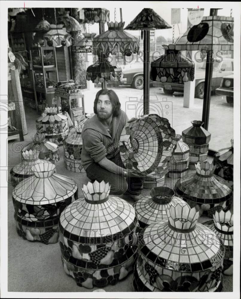 1976 Press Photo Actor Bill Patent with Stained Glass Lampshades in Houston- Historic Images