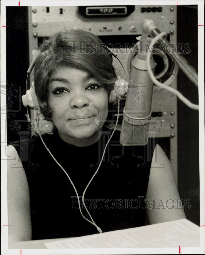 1970 Press Photo Radio Announcer Dorothy Shelley in Houston Studio - hpp42006- Historic Images